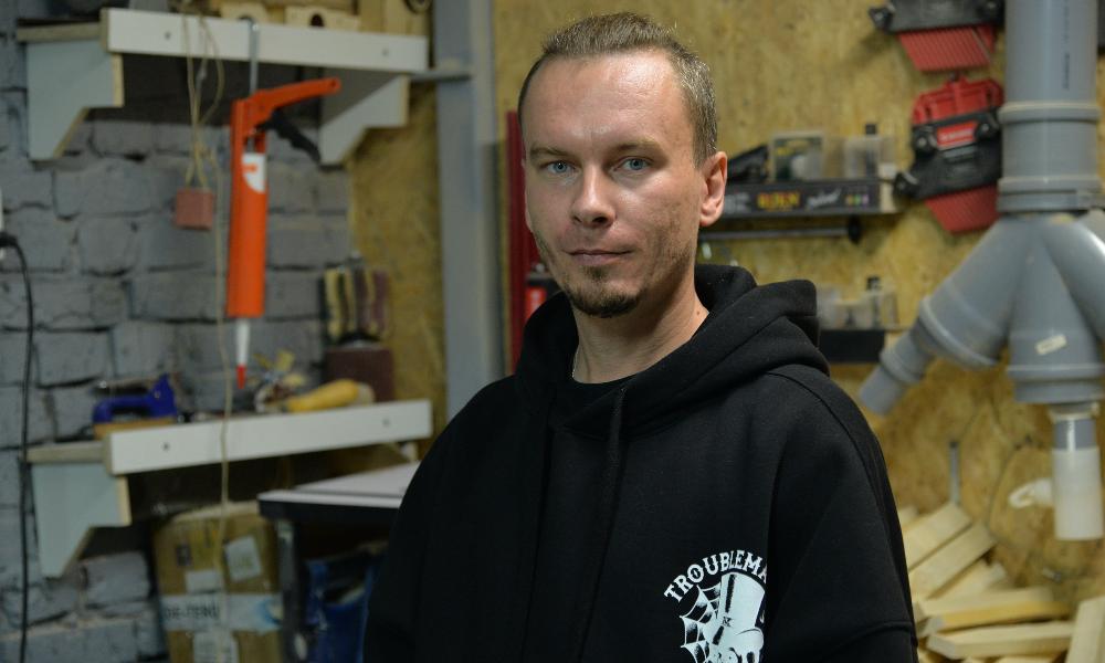 Омский предприниматель Валентин Леваш проводит мастер-классы по столярному делу для детей с ограниченными возможностями