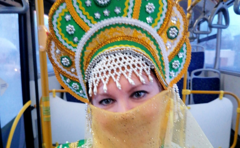 В Омске кондуктор встречает пассажиров в образе Весны в кокошнике