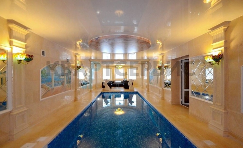 На берегу омского Иртыша продают огромный коттедж с дорогим ремонтом, СПА-зоной и личным садом 