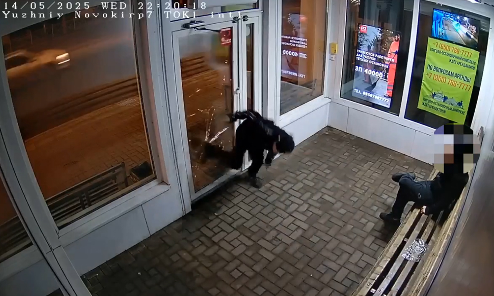 В Омске подростки разбили стеклянную дверь остановки