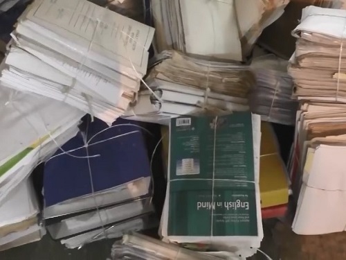 Омичи сдают макулатуру в помощь бездомным животным