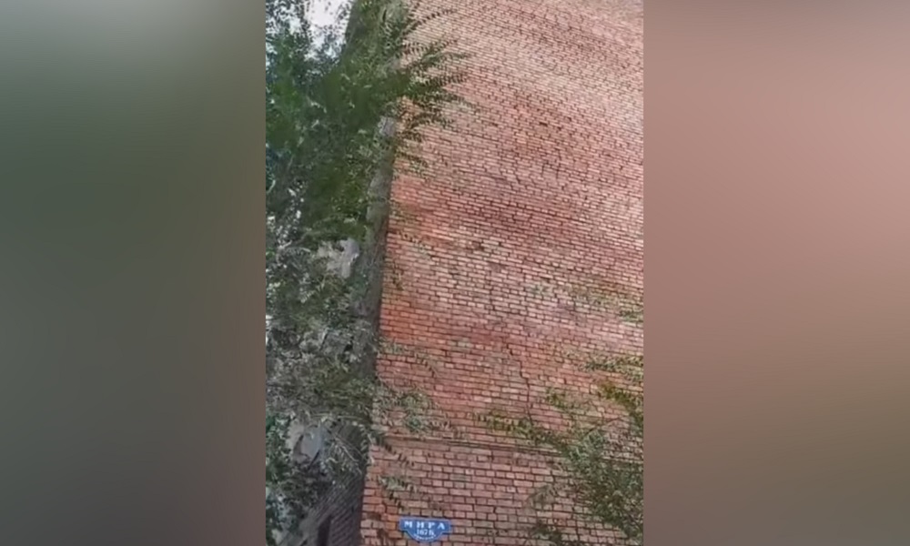 Омичи переживают за состояние ещё одной кирпичной пятиэтажки