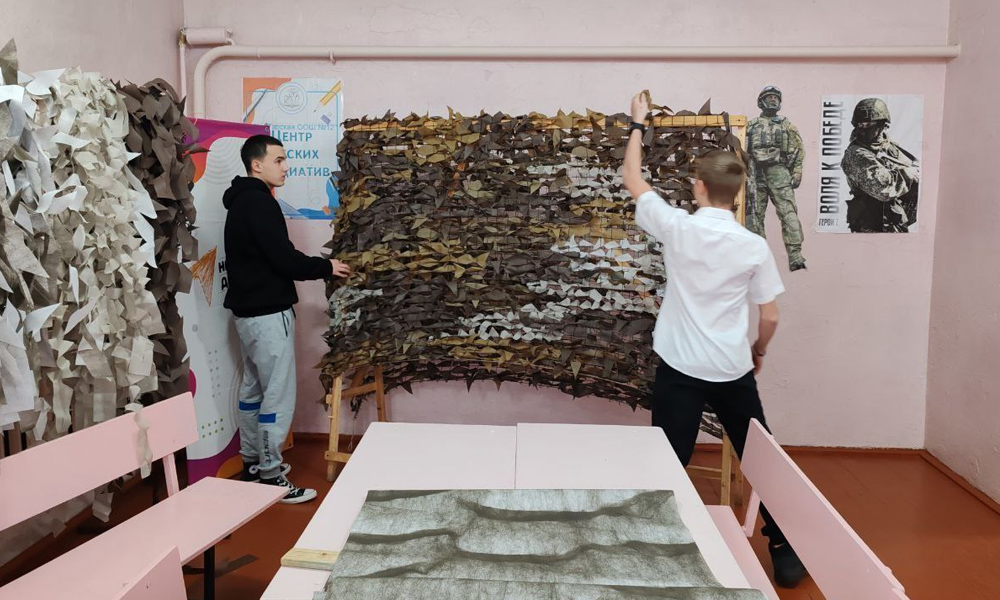 Тарские волонтёры сплели 4 000 маскировочных сетей для бойцов СВО