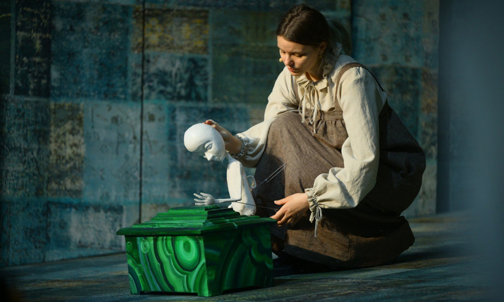 В омском театре «Арлекин» готовят премьеру «Малахитовой шкатулки» (6+) с необычными куклами