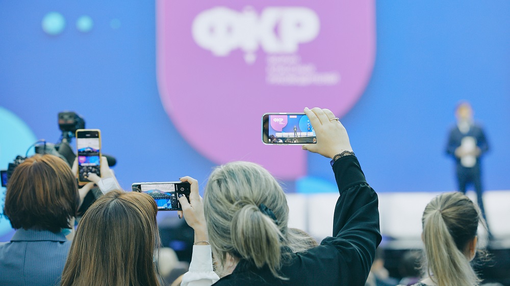 Учитель из Омской области встретилась с министром просвещения РФ на форуме классных руководителей