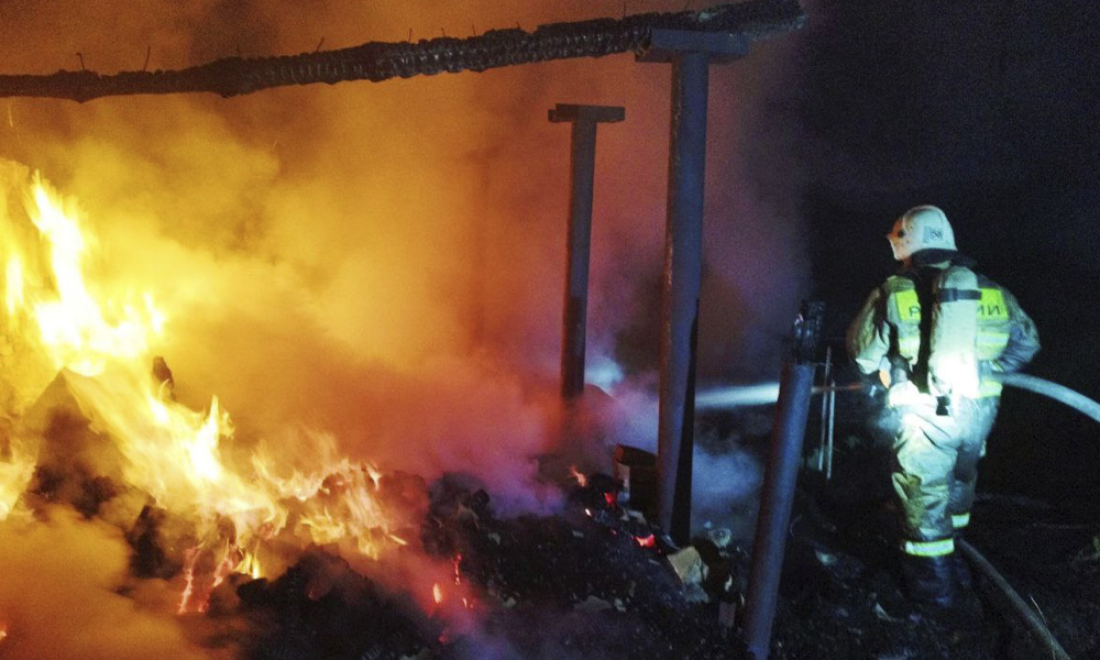 В Таре горел многоквартирный дом и хозяйственные постройки