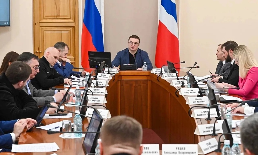 Губернатор Омской области провёл заседание Парламентского клуба