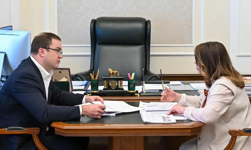 Виталий Хоценко провёл рабочую встречу с уполномоченным по правам ребёнка в Омской области Елизаветой Стёпкиной