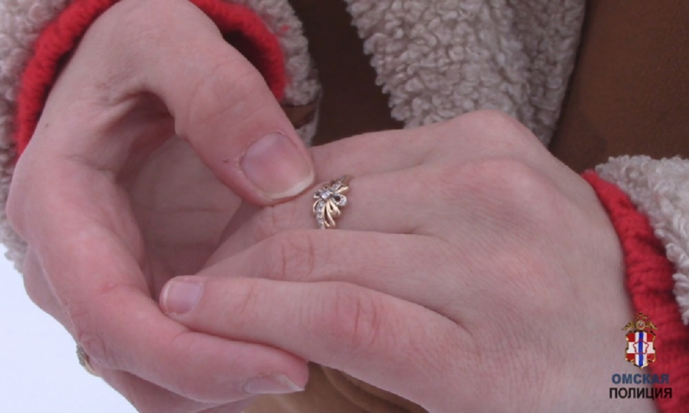 Волшебство рук: у омички похитили золотое кольцо, попросив загадать желание