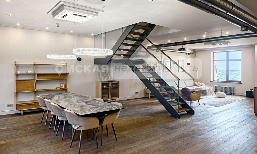 В центре Омска продают трёхэтажную квартиру за 68 млн рублей