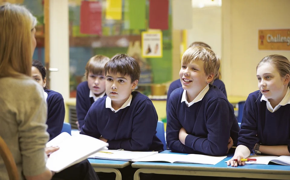 Родителям омских школьников посоветовали начать сборы к учебному году