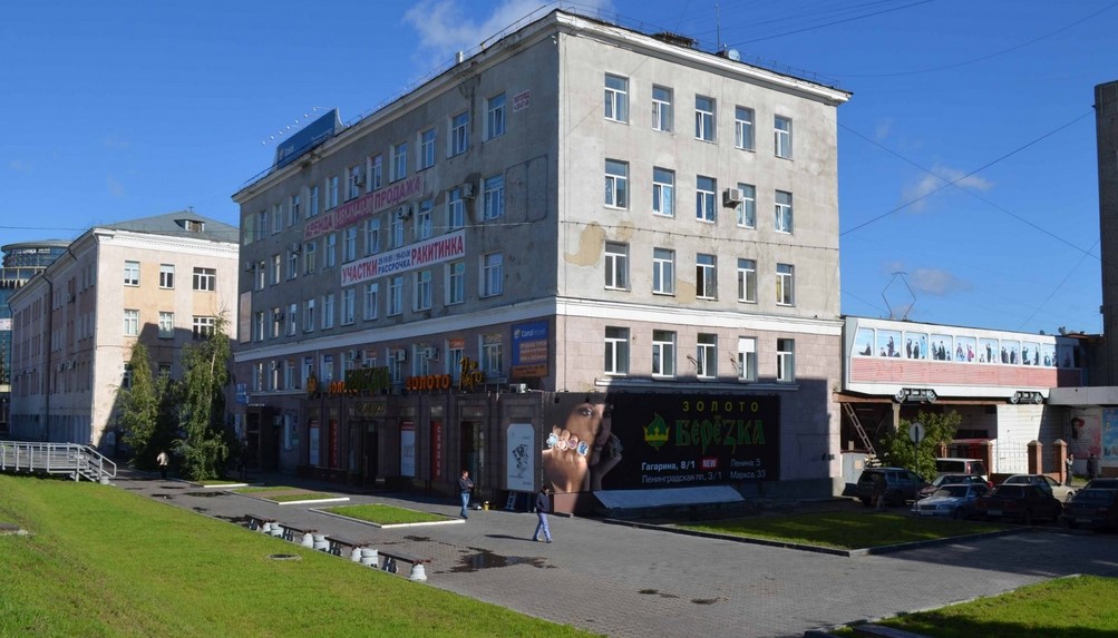 Собственников здания напротив «Летура» обязали отремонтировать фасад