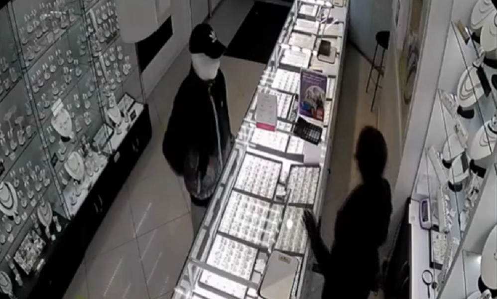 В Омске мужчина с забинтованным лицом ограбил ювелирный магазин