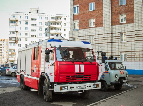 Жителей омской пятиэтажки эвакуировали из-за пожара в электрощитовой