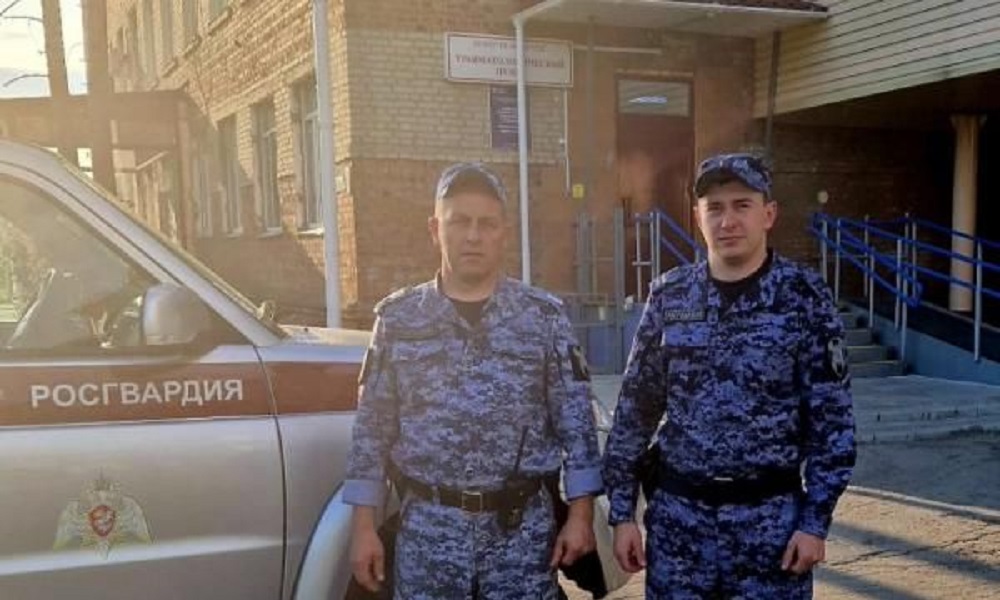 Сотрудники Росгвардии спасли омича, потерявшего пальцы при работе с инструментом