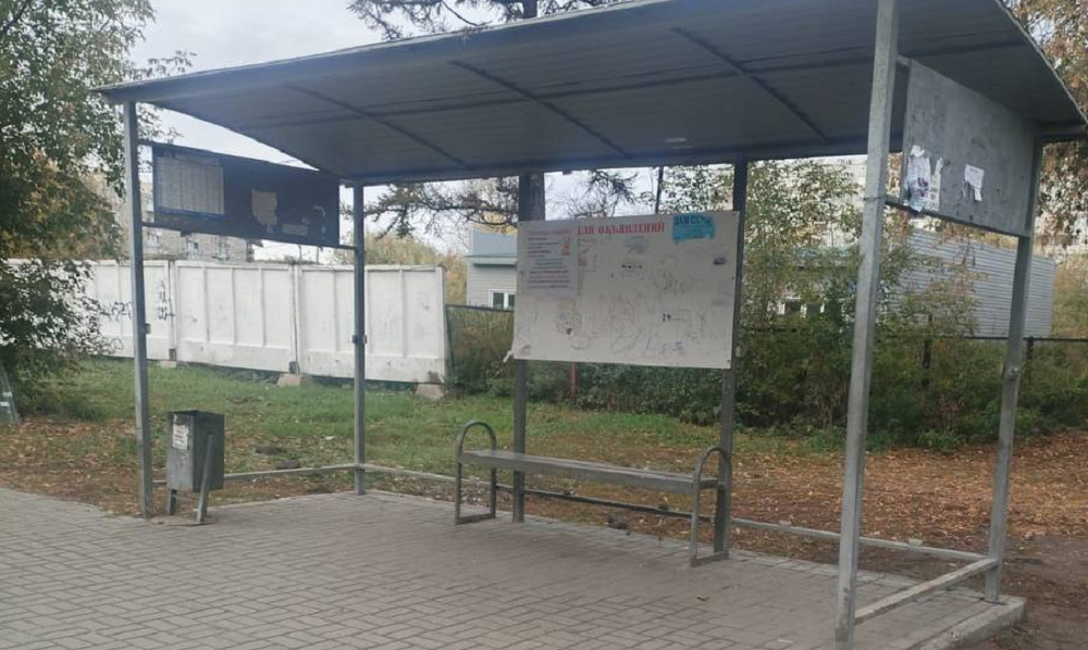 Остановочный павильон в Омске, который опрокинуло ветром, оперативно установили на место