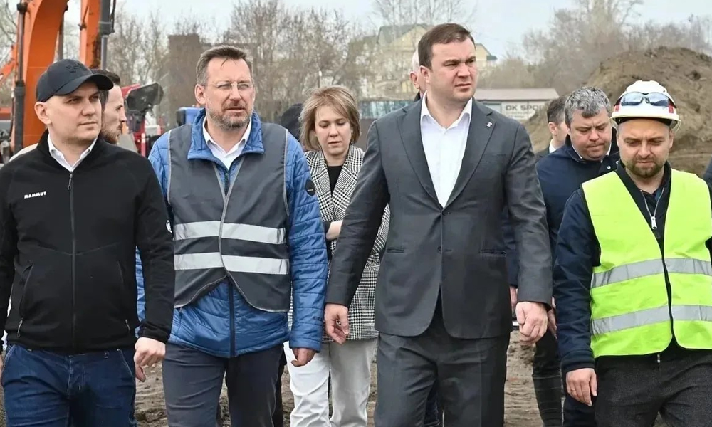 Виталий Хоценко проверил ход благоустройства набережной Иртыша у Омской крепости