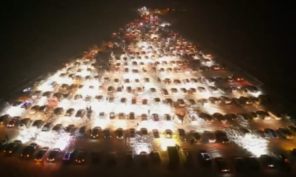 Под Омском зажглась гигантская автоёлка