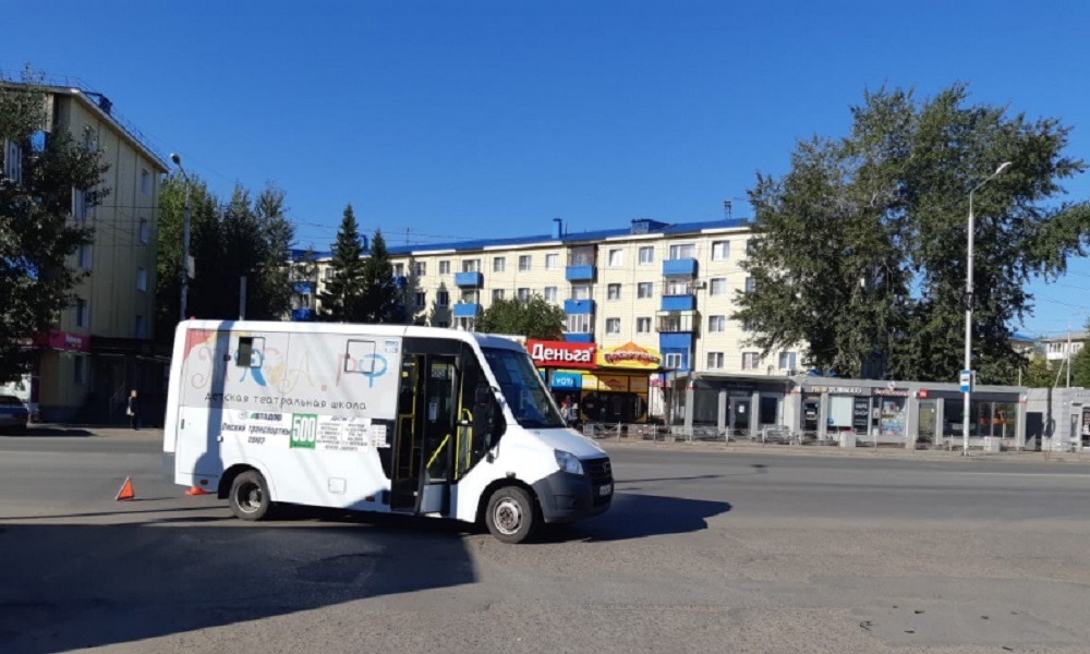 В Амурском посёлке Омска маршрутка сбила 83-летнего пенсионера