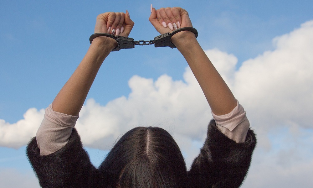 «Досуг» с двумя девушками для омича закончился кражей ювелирных украшений его сожительницы