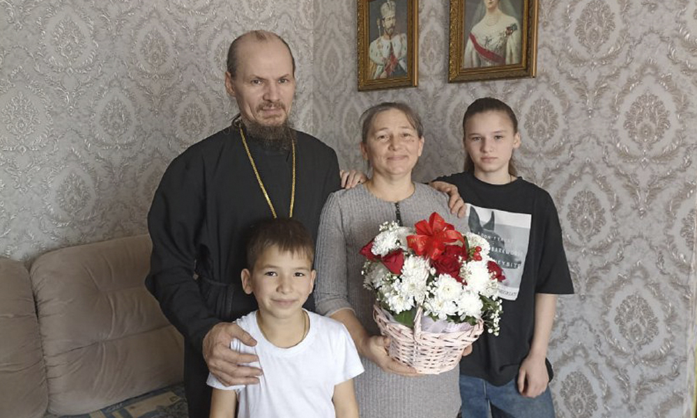 Многодетной маме из Омска впервые вручили награду «Мать-героиня»