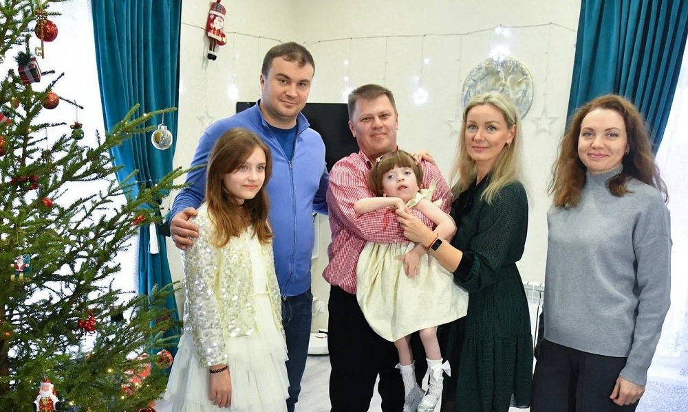 Виталий Хоценко продолжает помогать Деду Морозу исполнять желания маленьких омичей