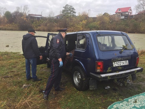На омском севере выловили авто с трупом мужчины внутри