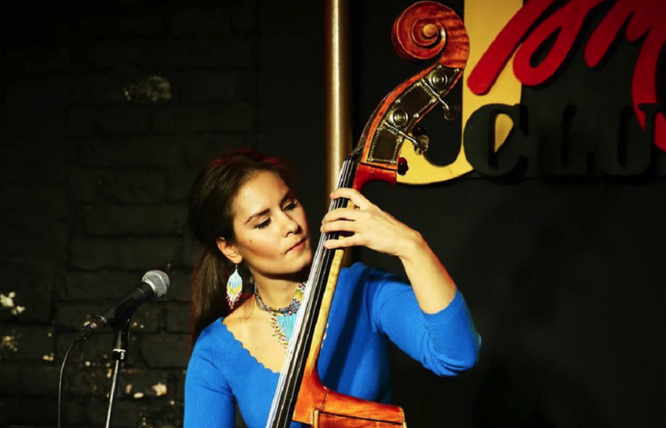 Единственная в России джазовая контрабасистка выступит в Омске в программе Даниила Крамера