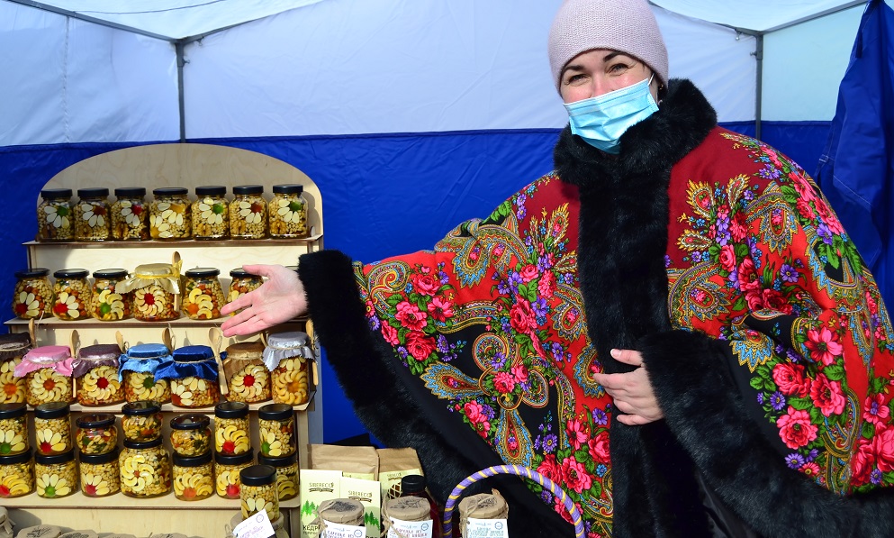 Роспись, горячие вафли и немного танцев: в Омске начались гуляния на Покровской ярмарке [ФОТОРЕПОРТАЖ]