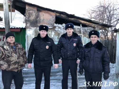 Полицейские спасли домовладение омича от огня