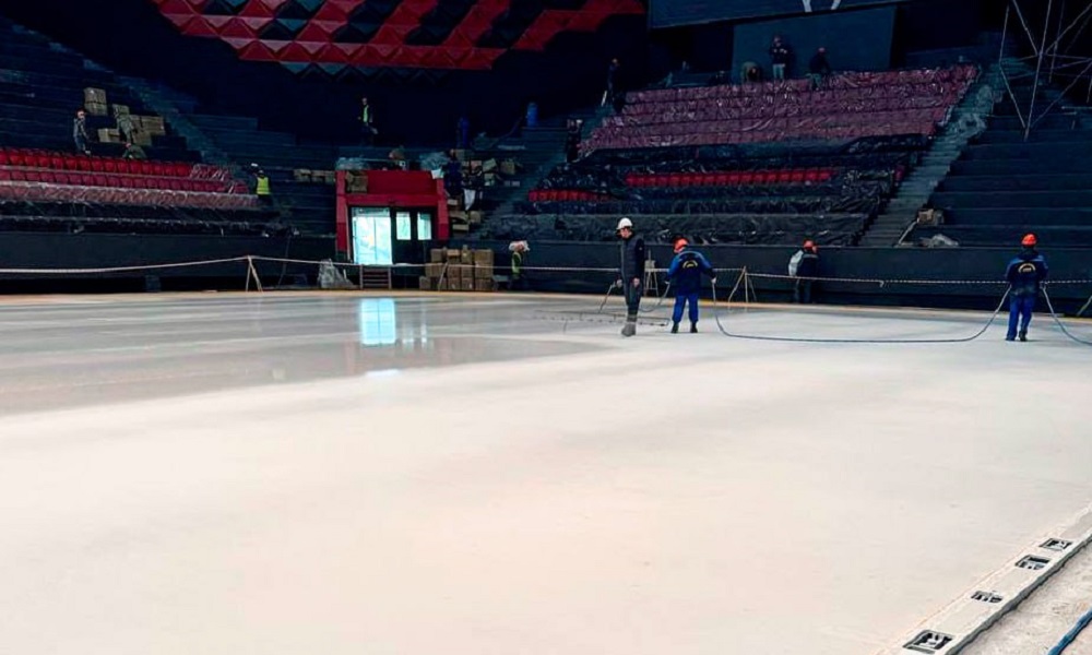 В омском СКК им. Виктора Блинова залили новый лёд  