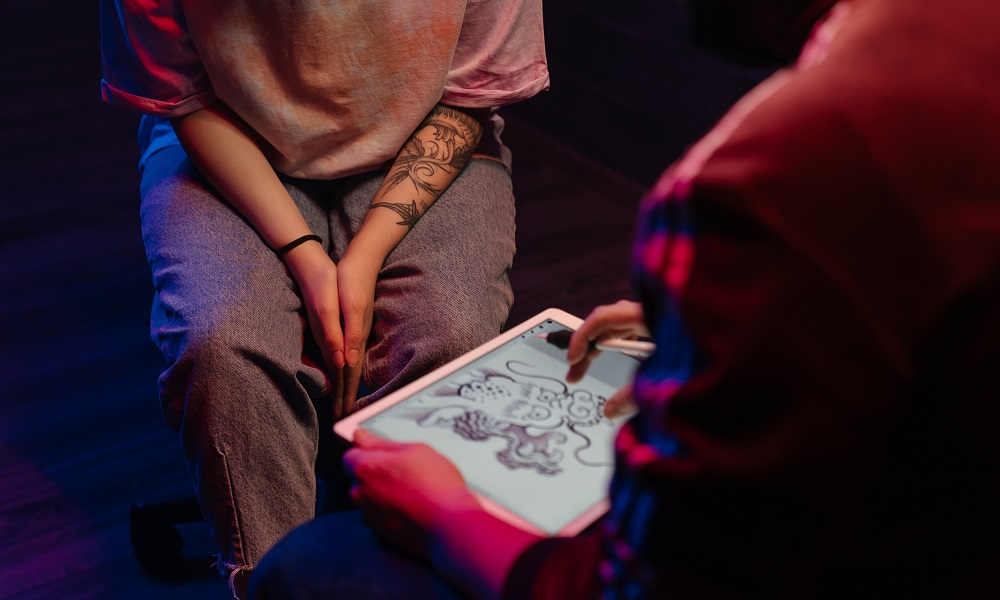 В Омске татуировки и пирсинг вошли в топ самых популярных beauty-услуг