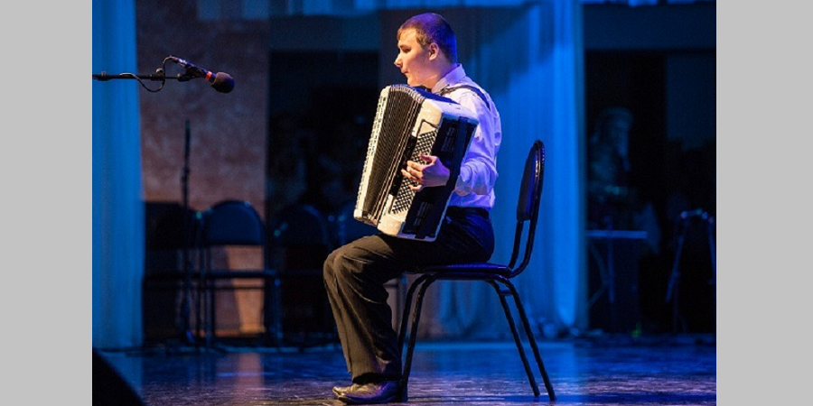 В Омске талантливые дети с инвалидностью получили губернаторские премии