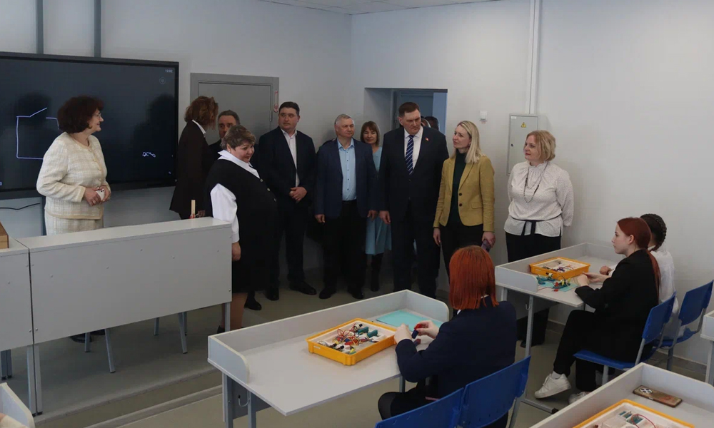 Оксана Фадина посетила отремонтированный Крутинский лицей