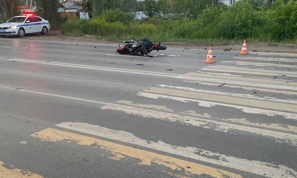 В Омске мотоциклист врезался в автобус и погиб
