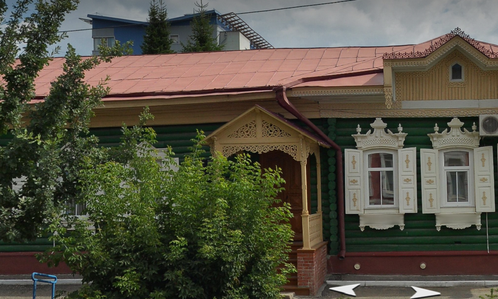 В Омске от рук вандалов пострадали старинные резные перила столетнего особняка