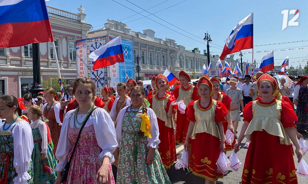 В центре Омска стартовал парад национальностей в честь Дня России