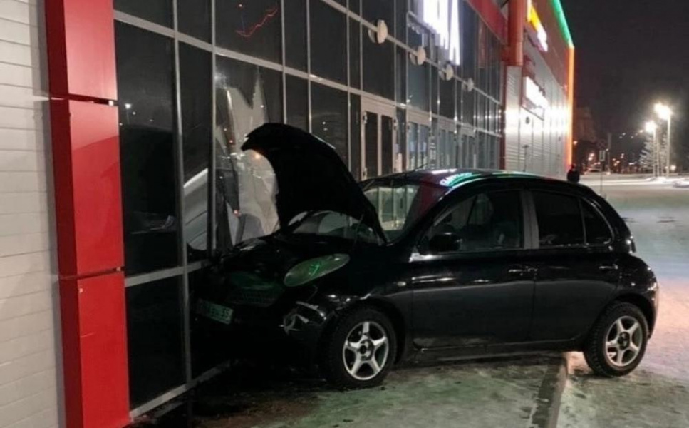 В Омске иномарка врезалась в торговый центр на Левобережье 