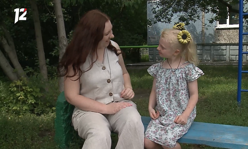 Омская журналистка сообщила, что с её дочки сняли чужие долги