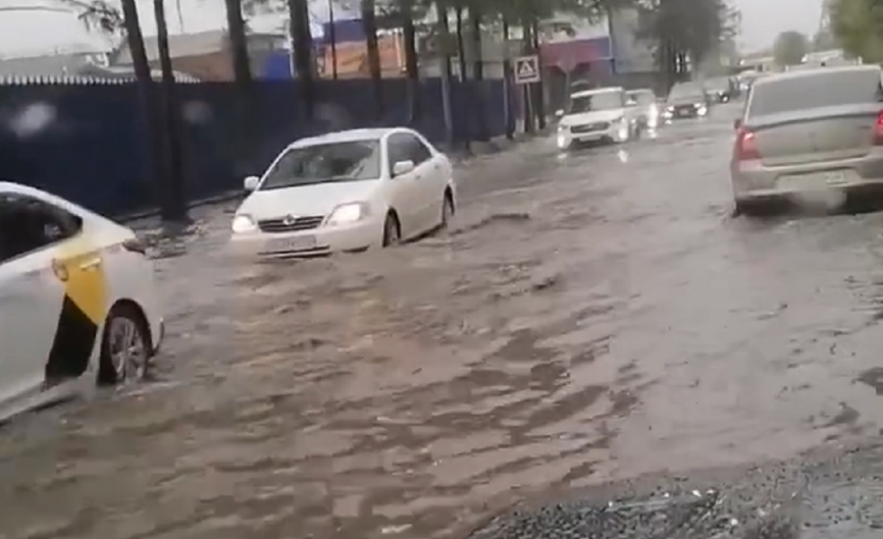 Многочасовой дождь сказался на состоянии омских улиц