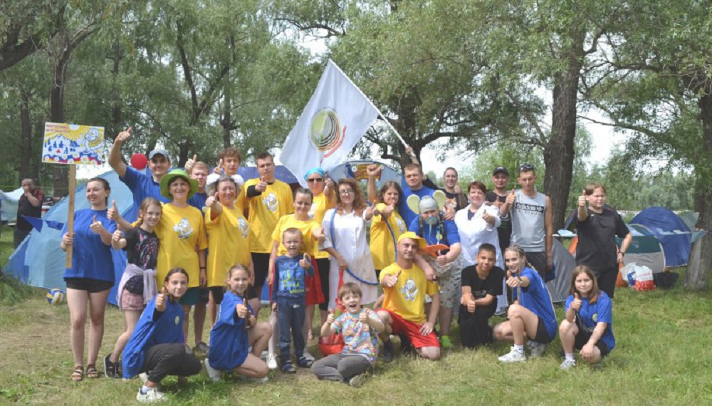 Полевая кухня, песни под гитару, спортивные состязания: омские работники соцучреждений собрались на турслёт