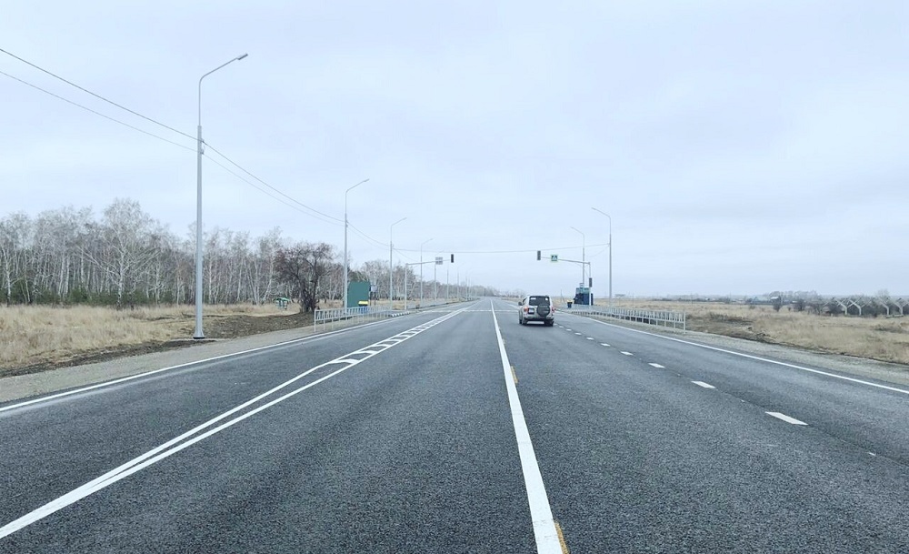 На омской трассе Toyota снесла мотоциклиста и улетела в кювет