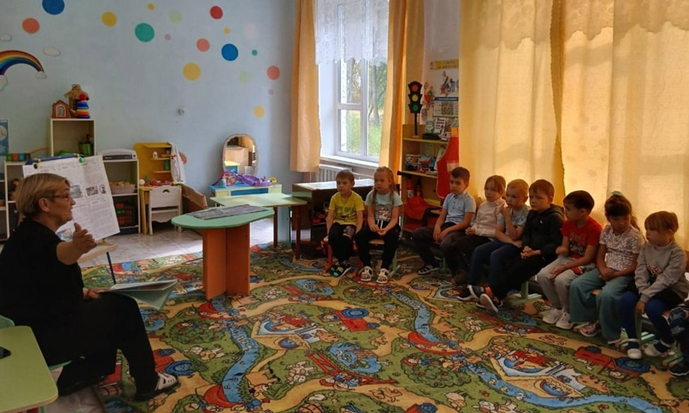 В омских образовательных учреждениях почтили память жертв терактов в Беслане