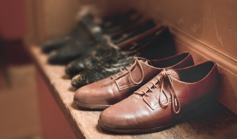 «Как-то их защитить»: депутаты обеспокоились судьбой маленьких обувных мастерских