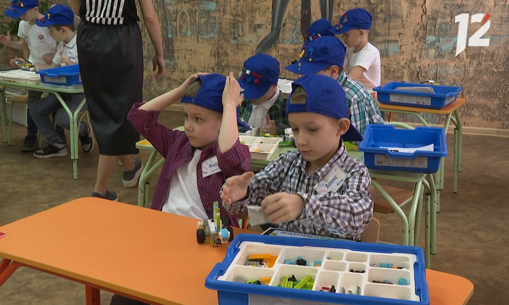 Виталий Хоценко поздравил жителей Омской области с Днём защиты детей