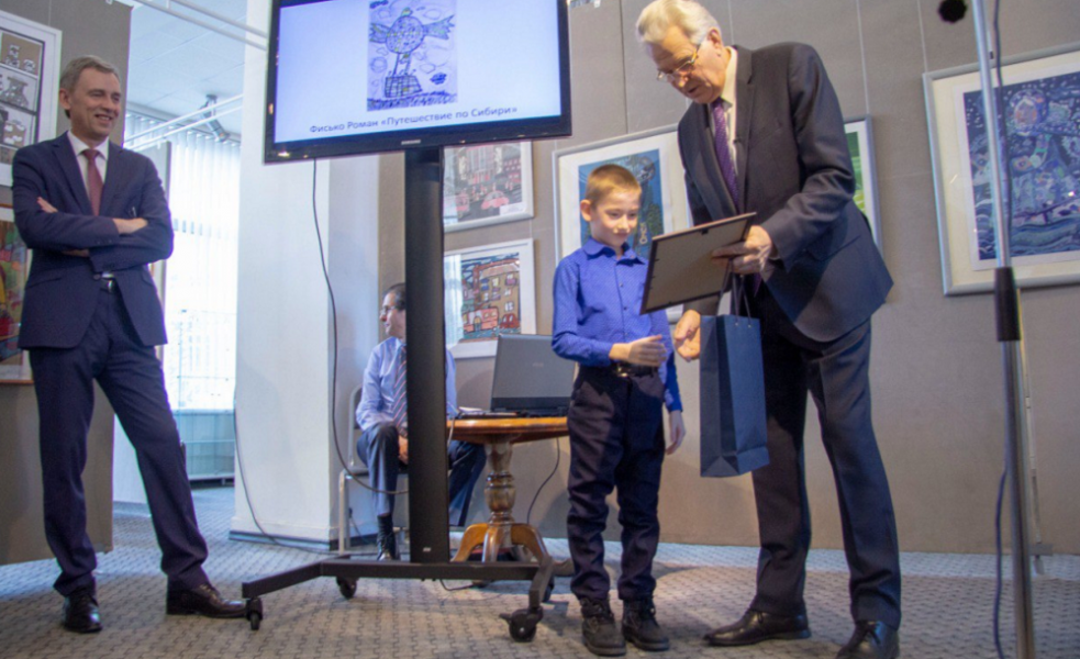 В Омском Заксобрании открыли выставку памяти Владимира Варнавского