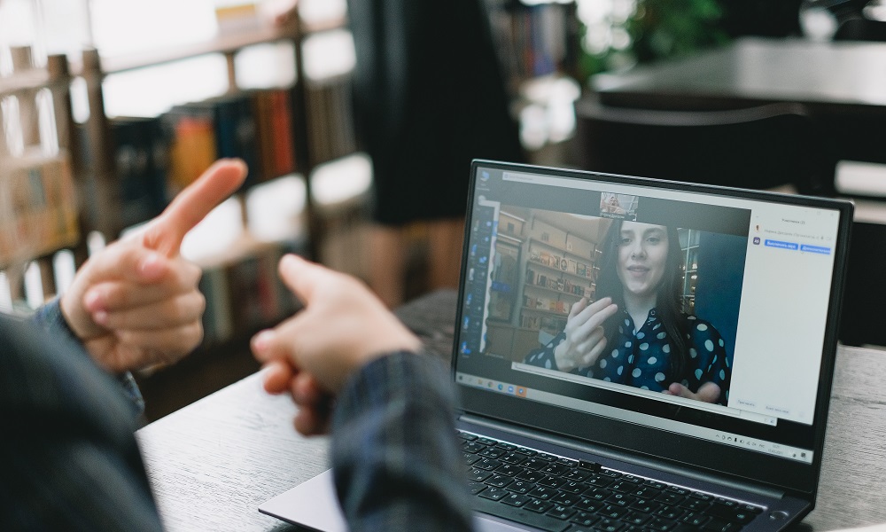 Понятно без слов? Тест к Международному дню жестовых языков 