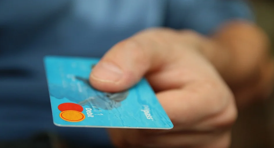 Больше половины россиян задерживали оплату кредита как минимум один раз