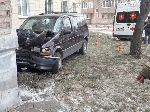 В центре Омска водитель протаранил жилой дом