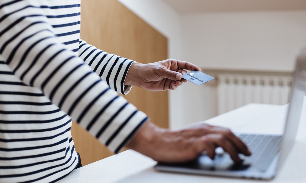 Пожилая омичка хотела вернуть 2 млн рублей, но потеряла ещё 531 тысячу после общения с лжеюристом